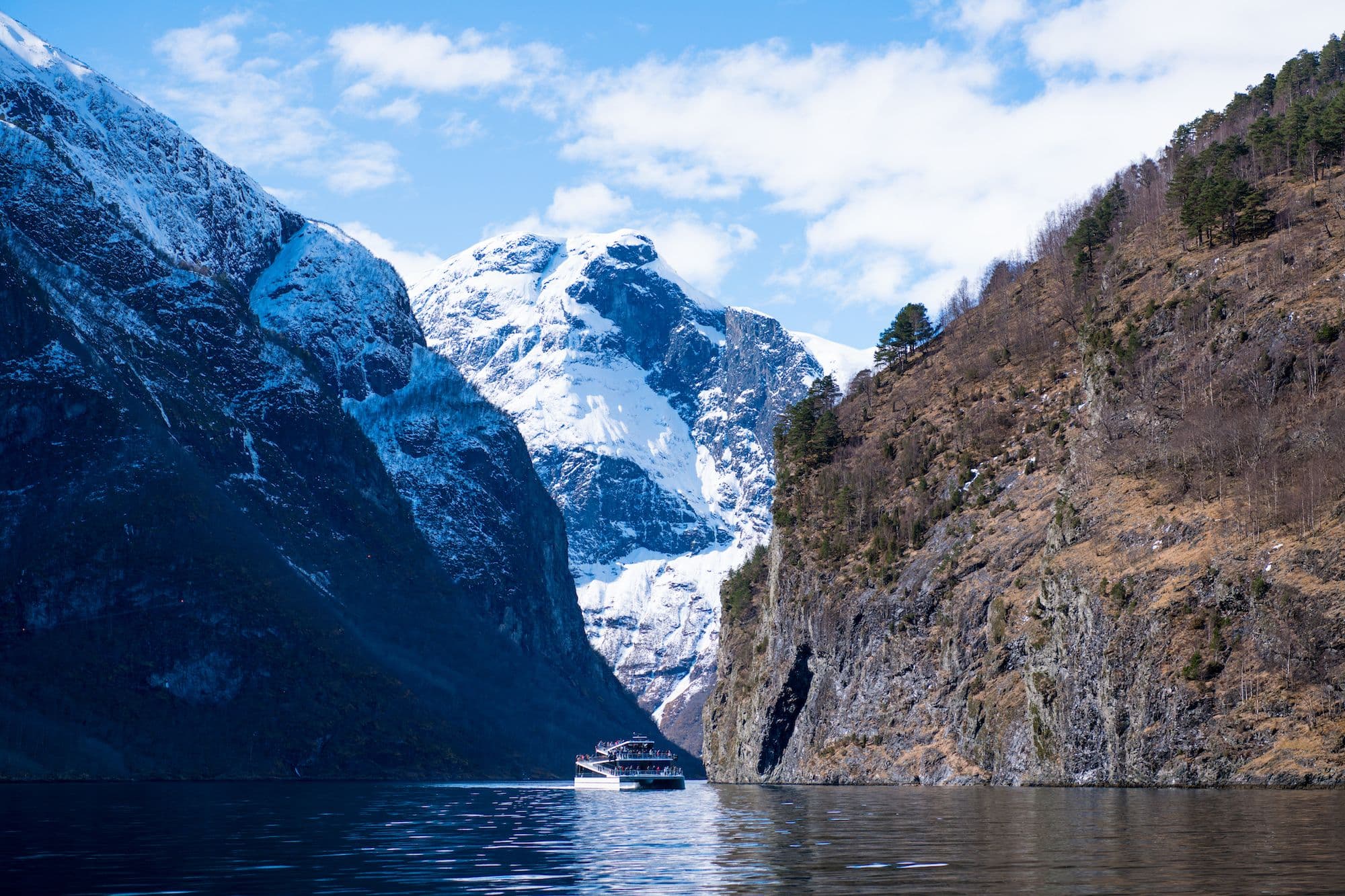Bærekraftig fjordcruise på Nærøyfjorden mellom Flåm og Gudvangen vinterstid