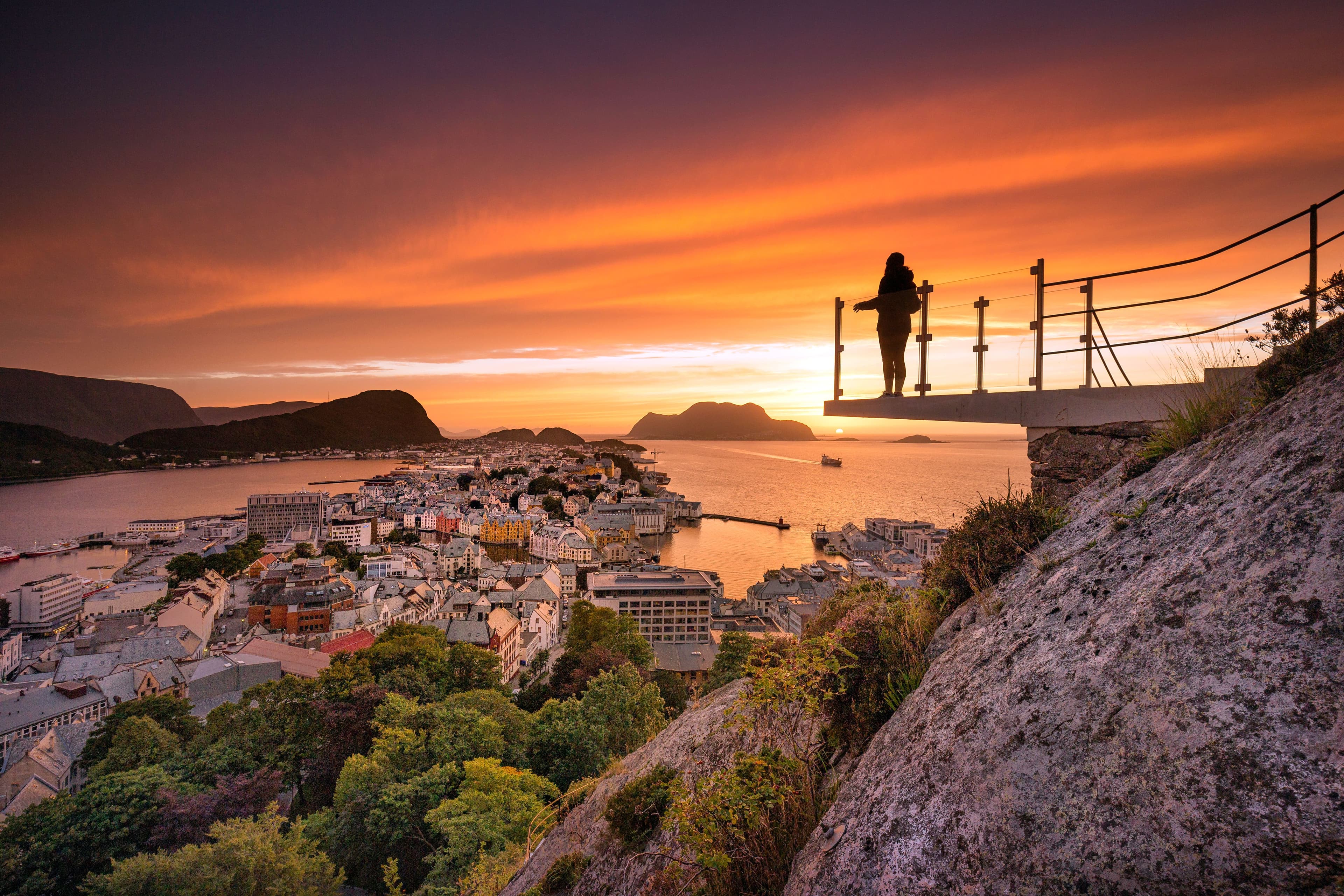Sonnenuntergang am Aksla Aussichtspunkt mit Blick über Ålesund Jugendstilstadt Inseln und norwegische Berge