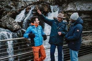 Fjord Ranger erzählt Geschichten auf dem Waterfall Walk in Geiranger - Norwegen