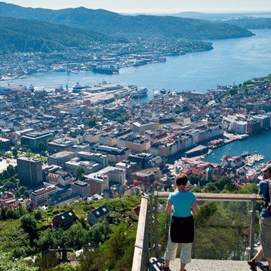 Blick vom Fløyen - Hop on bus in Bergen, Norwegen