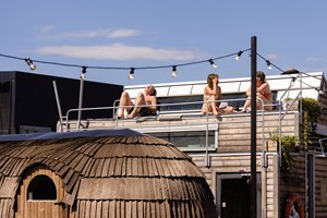 Ting å gjøre i Oslo - Flytende badstue i Oslofjorden , soler seg på taket