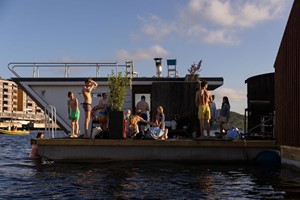 Aktivitäten in Oslo - Schwimmende Sauna im Oslofjord, bereit für ein Bad im Fjord - Oslo, Norwegen