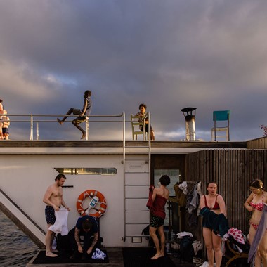 Flytende badstu i Oslo, sauna i solnedgang  - ting å gjøre i Oslo - Oslofjorden 