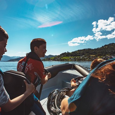 Viel Spaß bei einer RIB-Bootsfahrt auf dem Hardangerfjord ab Ulvik, Norwegen