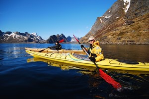 Kajak auf dem Reinefjord - Lofoten-Inseln in Kürze - Reine, Norwegen