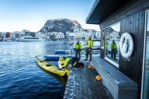 Preparering the kayaks - winter kayaking & sauna in Ålesund, Norway