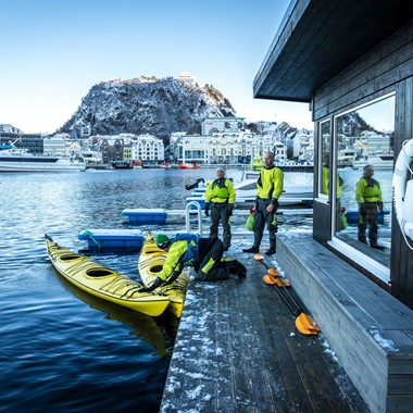 Preparering the kayaks - winter kayaking & sauna in Ålesund, Norway