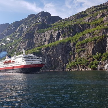 Eagle safari in Lofoten - passes Hurtigruten - trip from Svolvær, Norway
