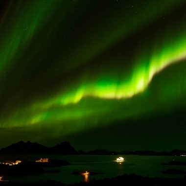 Northern lights cruise from Svolvær - Northern lights over the sea - Lofoten Islands, Norway