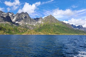 Geführte Kajaktour auf den Lofoten, umliegende Berge - Aktivitäten in Svolvær, Norwege