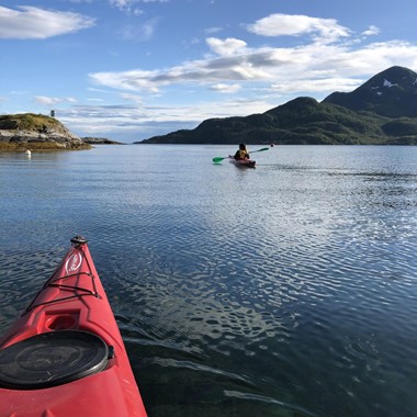 Kajaktour auf den Lofoten an einem sonnigen Tag - Unternehmungen in Svolvær, Norwegen