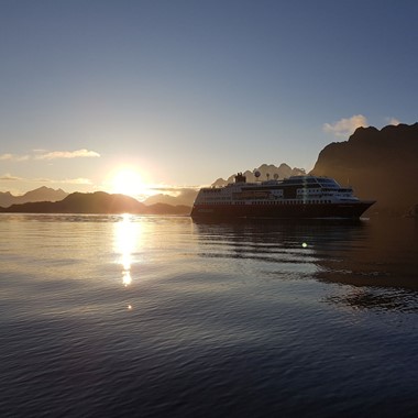 Midnight sun cruise in Lofoten
