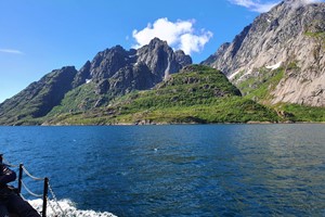 Auf dem Weg zum Trollfjord - Trollfjordkreuzfahrt von Svolvær, Lofoten, Norwegen