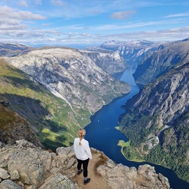 Blick auf den Nærøyfjord - Fähre zwischen Kaupanger und Gudvangen, Norwegen