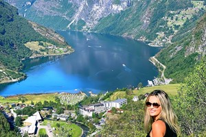 Fähre zwischen Hellesylt und Geiranger - Blick auf Geiranger, Norwegen