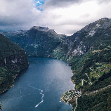Blick auf Geiranger und Ørnesvingene - Fähre zwischen Geiranger und Hellesylt, Norwegen