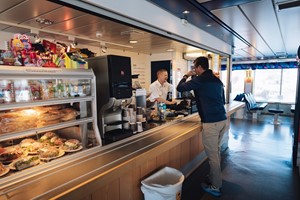 Fähre Melbu - Fiskebøl - ​​​​Kiosk an Bord - Melbu, Norwegen