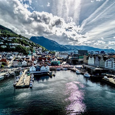 Der Fischmarkt in Bergen - eine bunte Attraktion mit frischen Meeresprodukten - Bergen, NOrwegen