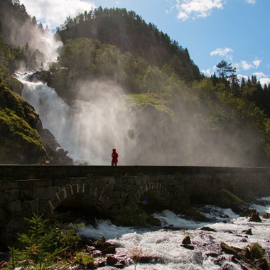 Låtefossen Wasserfall und Brücke - Odda, Norwegen