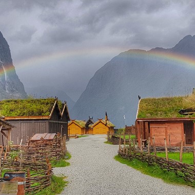 Regenbogen über dem Wikingerdorf - Gudvangen, Norwegen