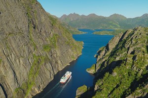 Hurtigruten auf dem Weg in den Trollfjord - Lofoten, Norwegen