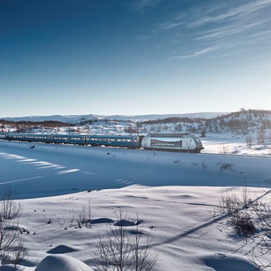 Tog i vinterlandskap på høyfjellet - Finse, Norwegen