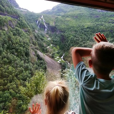 Flåm Zipline, Flåmsbahn und Radtour - Unterwegs nach Vatnahalsen mit Flåmsbana - Aktivitäten in Flåm, Norwegen