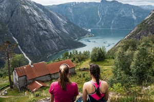 Blick auf Eidfjord und den Hardangerfjord - Ausflug zum Vøringsfossen von Eidfjord, Norwegen