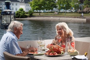Romantisches Abendessen für zwei am Pier in Kristiansand, Norwegen