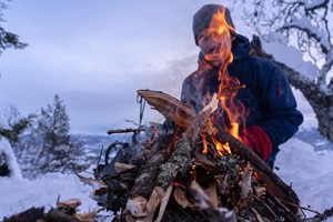 Lagerfeuer auf der Schneeschuhwanderung in Hanguren - Voss, Norwegen