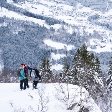 Schöne Aussicht auf die Schneeschuhwanderung am Hanguren - Voss, Norwegen