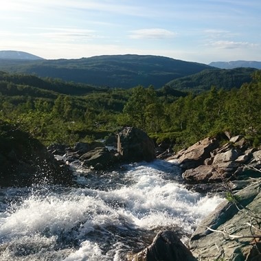 Rauschender Fluss bei einer Bergwanderung zum Kiellandbu - Voss, Norwegen