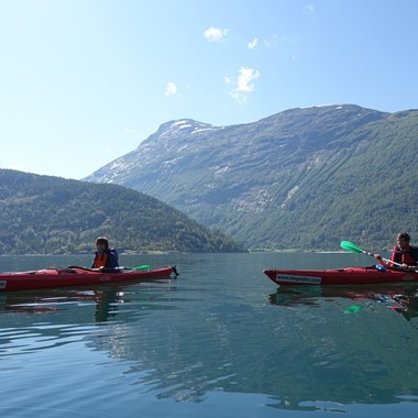 Aktivitäten in Hellesylt - Geführte Kajaktour auf dem Fjord in Hellesylt, Norwegen