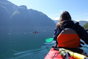 Unternehmungen in Hellesylt - Geführte Kajakfahrt auf dem Fjord Hellesylt, Norwegen