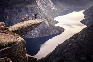 På tuppen av Trolltunga - Ikoniske Fjellturer Trolltunga med Fjord Tours - Fra Stavanger, Bergen og Oslo