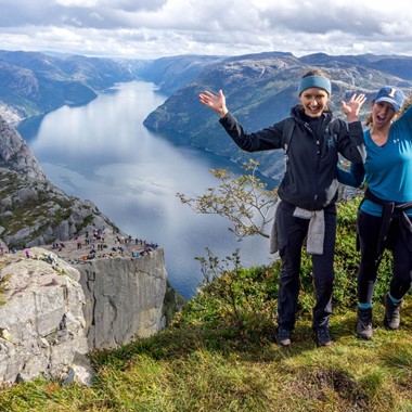 Glade jenter på Preikestolen - Ikoniske Fjellturer Preiksetolen med Fjord Tours - Fra Stavanger, Bergen og Oslo