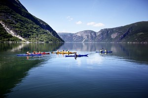Kayak en el fiordo de Hardanger - Hardanger, Noruega
