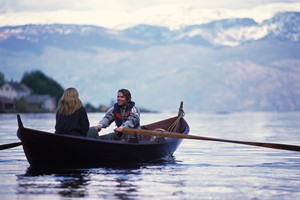 In einem Ruderboot auf dem Hardangerfjord - Hardanger, Norwegen