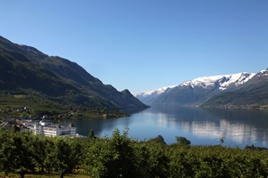 Lofthus om våren - Hardangerfjorden