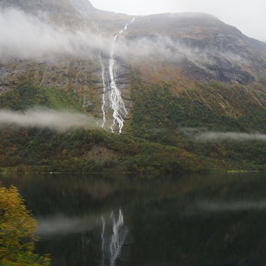 Wasserfalls in den Hjørundfjord - Hjørundfjord, Norwegen