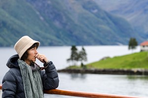 Un momento de tranquilidad en Hurtigruten, fiordo de Hjørund, Noruega