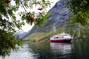 Die berühmten Hurtigruten  - Hjørundfjord, Norwegen