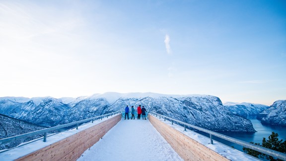 Vinter på Stegastein utsiktspunkt - Go Viking med Fjord Tours, Aurland