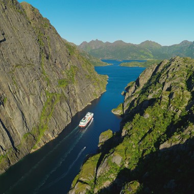 El estrecho fiordo de Troll - Svolvær, Noruega