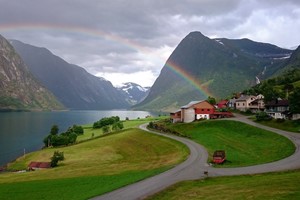 Recorrido por fiordos y glaciares a Fjærland, arcoíris sobre Fjærland, Noruega