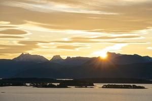 La puesta de sol sobre el fiordo de Romsdal - Åndalsnes, Noruega