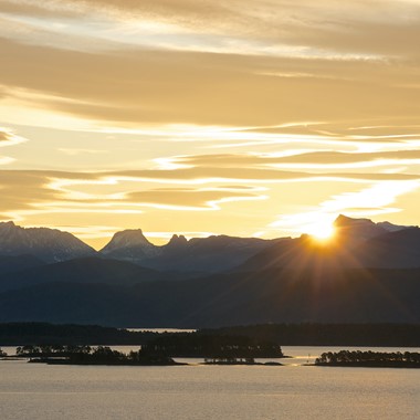 La puesta de sol sobre el fiordo de Romsdal - Åndalsnes, Noruega