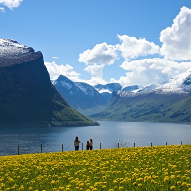 Verano en el fiordo de Romsdal - Romsdalen, Noruega