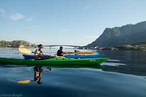 Aktivitäten in Reine - Geführte Kajaktour auf den Lofoten, schöner Tag auf dem Reinefjord, Norwegen