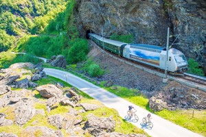 Ciclistas y el tren de Flåm - Noruega